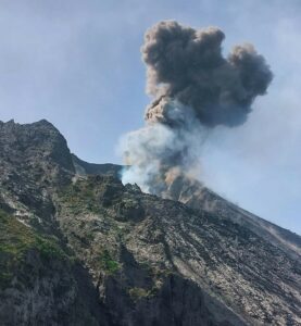 Lire la suite à propos de l’article 11 Septembre 2024. FR. Italie : Stromboli , Italie  / Sicile : Etna , Indonésie : Lewotobi Laki-laki , Colombie : Chiles / Cerro Negro , Mexique : Popocatepetl .