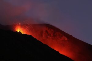 Lire la suite à propos de l’article October 09, 2024. EN . Italy : Stromboli , Saint Vincent and the Grenadines : La Soufrière , Italy / Sicily : Etna , Colombia : Chiles / Cerro Negro , Alaska : Great Sitkin .