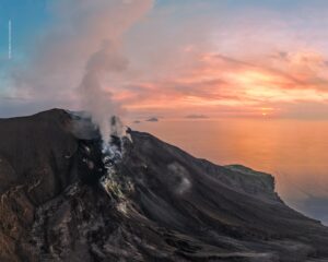 Lire la suite à propos de l’article 30 Octobre 2024. FR. Italie / Sicile : Etna , Italie : Stromboli , Indonésie : Lewotobi Laki-laki , Chili : Descabezado Grande , Equateur : El Reventador .