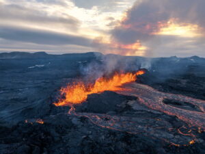 Lire la suite à propos de l’article 26 Novembre 2024. FR. Islande : Péninsule de Reykjanes , Indonésie : Ibu , Philippines : Taal , Pérou : Sabancaya , Mexique : Popocatepetl .