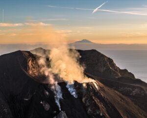 Lire la suite à propos de l’article 05 Décembre 2024. FR. La Réunion : Piton de la Fournaise , Italie : Stromboli , Indonésie : Lewotobi Laki-laki , Japon : Suwanosejima , Hawaii : Kilauea .