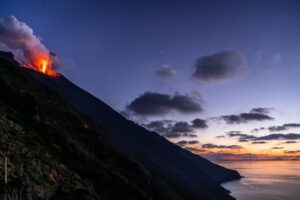 Lire la suite à propos de l’article 08 Janvier 2025 . FR. Italie : Stromboli , Costa Rica : Poas , Italie / Sicile : Etna , Colombie : Galeras , Philippines : Taal .