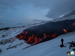 Lire la suite à propos de l’article 15 Février 2025. FR. Alaska : Spurr , Italie / Sicile : Etna , Indonésie : Merapi , Indonésie : Dukono , Grèce : Santorin .