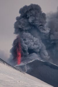 Lire la suite à propos de l’article 18 Février 2025. FR. Italie / Sicile : Etna , Italie : Campi Flegrei , Costa Rica : Poas , Islande : Péninsule de Reykjanes , Indonésie : Lewotobi Laki-laki .