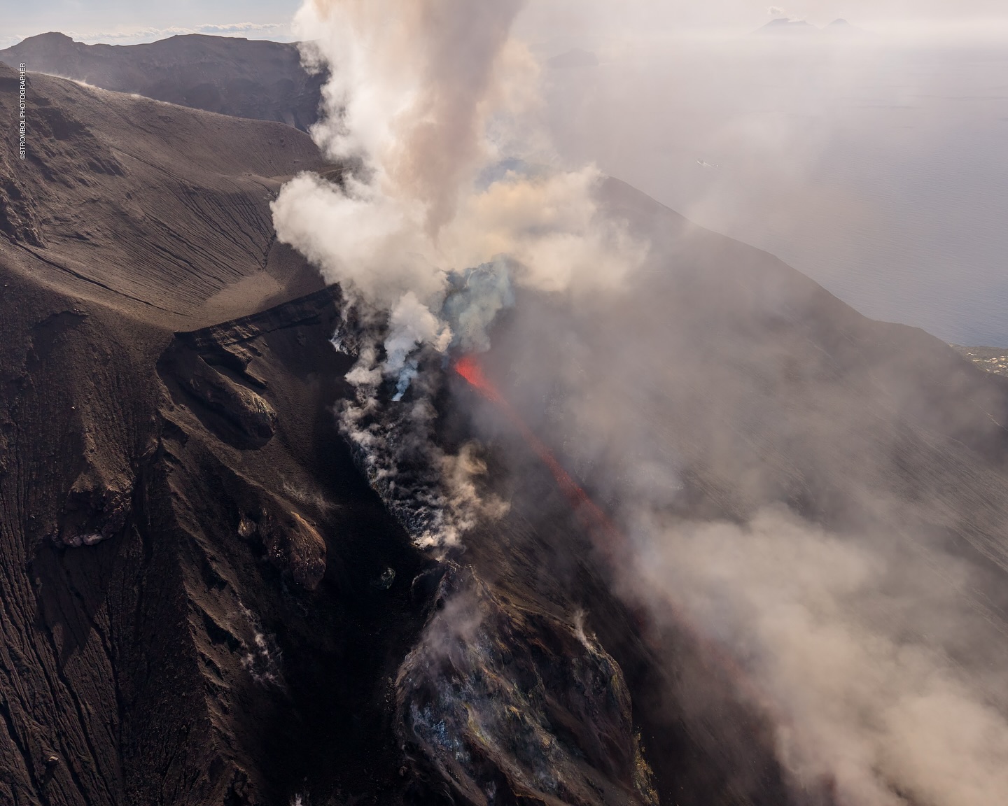 Lire la suite à propos de l’article March 02 , 2025 . EN. Italy : Stromboli , United States : Yellowstone , Ecuador : Sangay , Colombia : Nevado del Ruiz , Indonesia : Lewotobi Laki-laki .