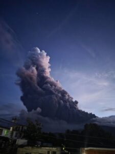 Lire la suite à propos de l’article April 29, 2025. EN. Philippines : Bulusan , Hawaii : Kilauea , Indonesia : Dukono , Chile : Lascar , Ecuador : El Reventador .