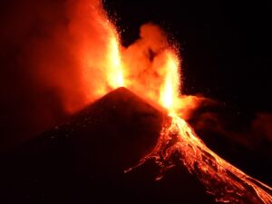Lire la suite à propos de l’article 30 Avril 2025. FR. Italie : Stromboli , Italie / Sicile : Etna , Kamchatka : Bezymianny , Philippines : Bulusan , Colombie : Chiles / Cerro Negro .