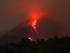 Lire la suite à propos de l’article 06 Mai 2025. FR. Italie / Sicile : Etna , Hawaii : Kilauea , Alaska : Complexe volcanique d’Atka , Indonésie : Dukono , Costa Rica : Poas .