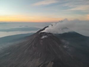 Lire la suite à propos de l’article May 25, 2025. EN. Indonesia : Lewotobi Laki-laki , Hawaii : Kilauea , Chile : Lascar , Costa Rica : Poas , Ecuador : Sangay .