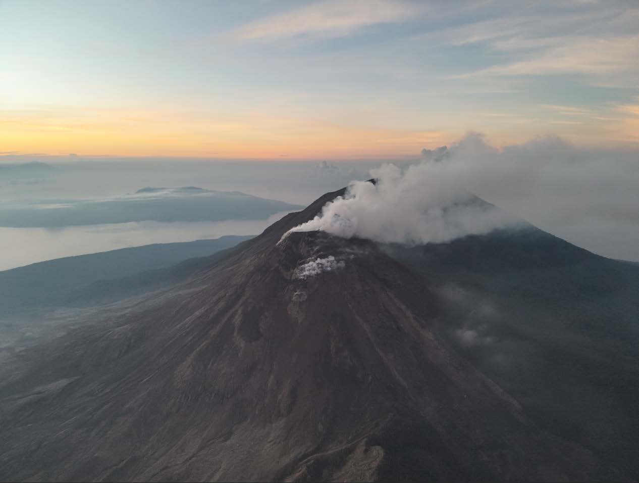 Lire la suite à propos de l’article May 25, 2025. EN. Indonesia : Lewotobi Laki-laki , Hawaii : Kilauea , Chile : Lascar , Costa Rica : Poas , Ecuador : Sangay .