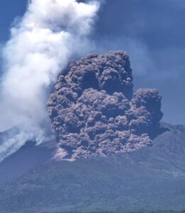 Lire la suite à propos de l’article 03 Juin 2025. FR. Italie / Sicile : Etna , Etats-Unis : Yellowstone , Indonésie : Semeru , Equateur : El Reventador , Mexique : Popocatepetl .