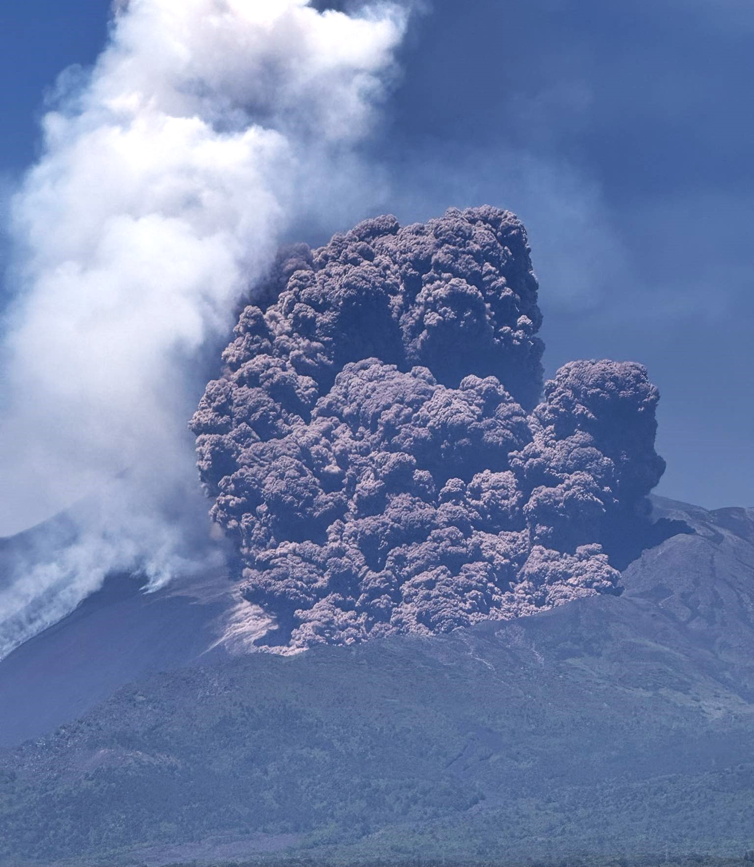 Lire la suite à propos de l’article June 3, 2025. EN. Italy / Sicily : Etna , United States : Yellowstone , Indonesia : Semeru , Ecuador : El Reventador , Mexico : Popocatepetl .