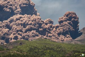 Lire la suite à propos de l’article June 5, 2025. EN. Italy / Sicily : Etna , Japan : Sakurajima , Indonesia : Dieng Plateau , Costa Rica : Poas , Hawaii : Kilauea .