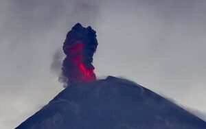 Lire la suite à propos de l’article June 8, 2025. EN. Guatemala : Fuego , Indonesia : Dukono , Chile : Planchon-Peteroa , Ecuador : Sangay , Costa Rica : Poas .