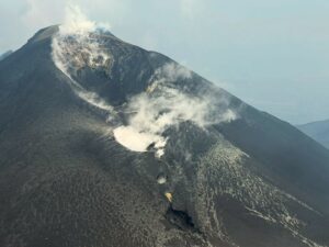 Lire la suite à propos de l’article 2 Juillet 2025. FR. Italie / Sicile : Etna , Italie : Stromboli , Alaska : Iliamna , Etats-Unis : Yellowstone , Colombie : Chiles / Cerro Negro .