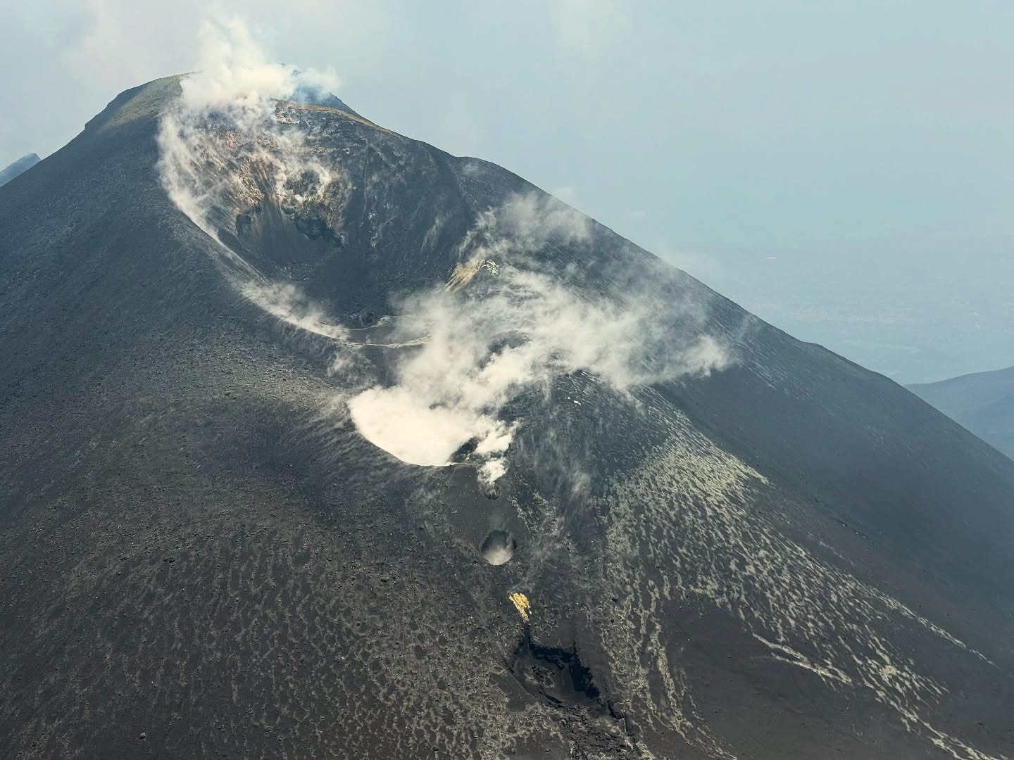 Lire la suite à propos de l’article July 2, 2025. EN. Italy / Sicily : Etna , Italy : Stromboli , Alaska : Iliamna , United States : Yellowstone , Colombia : Chiles / Cerro Negro .