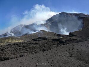 Lire la suite à propos de l’article 9 Juillet 2025. FR. Italie / Sicile : Etna , Italie : Stromboli , Etats-Unis : Mont Rainier , Indonésie : Lewotobi Laki-laki , Chili : Laguna del Maule .