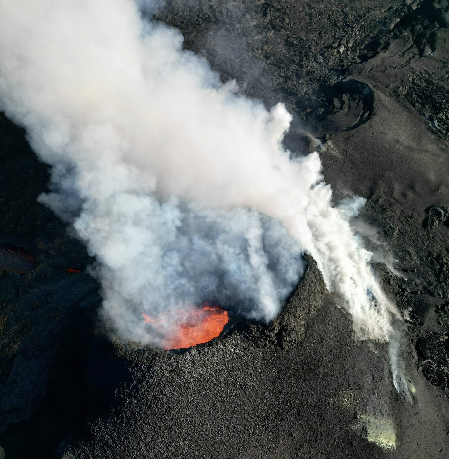 Lire la suite à propos de l’article July 28, 2025. EN. Iceland : Reykjanes Peninsula , Indonesia : Ili Lewotolok , Colombia : Galeras , Ecuador : Sangay , La Martinique : Mount Pelée .