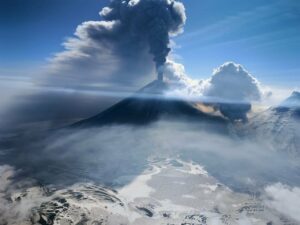 Lire la suite à propos de l’article August 9, 2025. EN. Kamchatka : Klyuchevskoy , Colombia : Nevado del Ruiz , Japan : Sakurajima , Indonesia : Lewotobi Laki-laki , La Martinique : Mount Pelée .