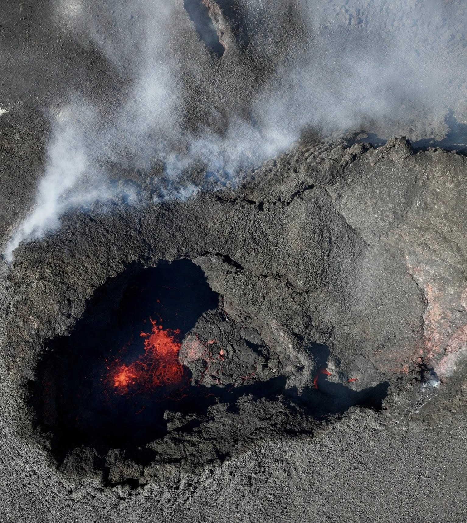 Lire la suite à propos de l’article August 06, 2025. EN. Iceland : Reykjanes Peninsula , Italy / Sicily : Etna , Italy : Stromboli , Colombia : Chiles / Cerro Negro , Hawaii : Kilauea .