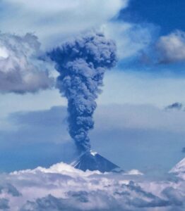 Lire la suite à propos de l’article August 17, 2025. EN. Italy / Sicily : Etna , Kamchatka : Klyuchevskoy , Indonesia : Lewotobi Laki-laki , Ecuador : El Reventador , Hawaii : Kilauea .