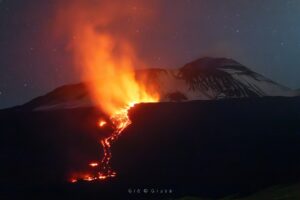 Lire la suite à propos de l’article 16 Aout 2025. FR. Italie / Sicile : Etna , Alaska : Katmai , Chili : Planchon Peteroa , Colombie : Nevado del Ruiz , Costa Rica : Poas . 