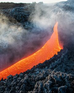 Lire la suite à propos de l’article 26 Aout 2025. FR. Alaska : Shishaldin , Italie / Sicile : Etna , Indonésie : Ili Lewotolok , Hawaii : Kilauea , Equateur : El Reventador .