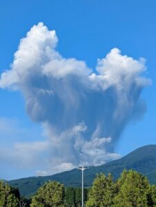 Lire la suite à propos de l’article 31 Aout 2025. FR. Japon : Shinmoedake , Indonésie : Lewotobi Laki-laki , Equateur : Sangay , Hawaii : Kilauea , Costa Rica : Poas .