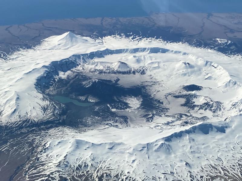 Lire la suite à propos de l’article September 13, 2025. EN. Alaska : Katmai / Omok , Indonesia : Ili Lewotolok , Colombia : Galeras , Guatemala : Santiaguito , Iceland : Vatnajökull .