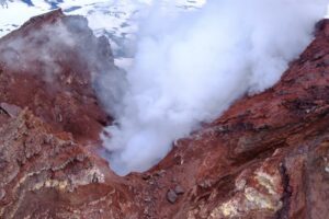 Lire la suite à propos de l’article 24 Octobre 2025. FR. Colombie : Nevado del Ruiz , Indonésie : Semeru , Alaska : Shishaldin , Pérou : Sabancaya , Kamchatka : Krasheninnikov .