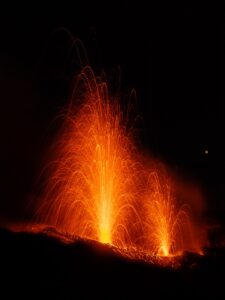 Lire la suite à propos de l’article October 8, 2025. EN. Italy : Stromboli , Italy / Sicily : Etna , Kamchatka : Sheveluch , Colombia : Puracé – Los Coconucos volcanic chain , Peru : Sabancaya .