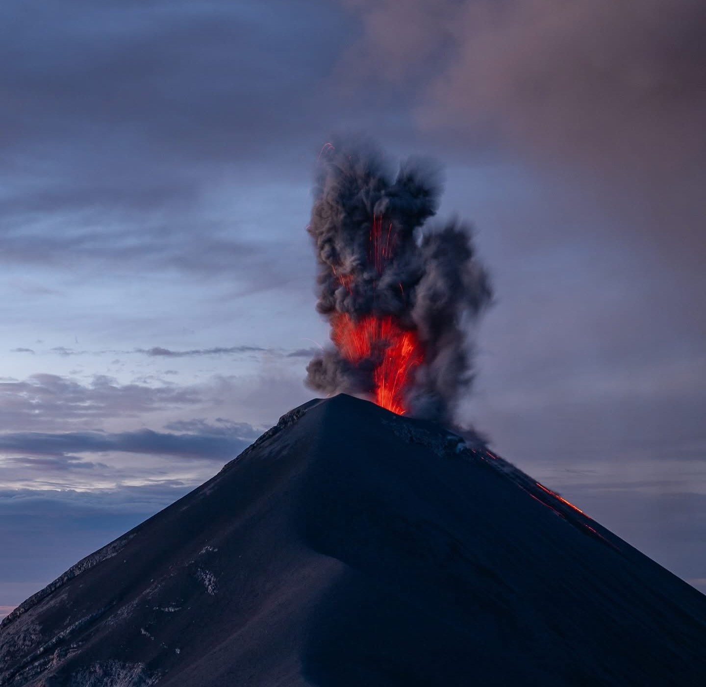 Lire la suite à propos de l’article October 13, 2025. EN. Kamchatka : Klyuchevskoy , Indonesia : Lewotobi Laki-Laki , Guatemala : Fuego , Hawaii : Kilauea , Ecuador : El Reventador .