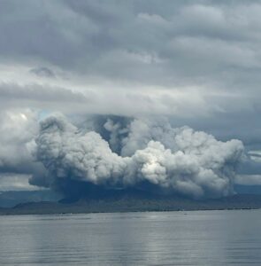 Lire la suite à propos de l’article 26 Octobre 2025. FR. Philippines : Taal , Indonésie : Ibu , Chili : Planchón Peteroa , Colombie : Cumbal , Equateur : Sangay .