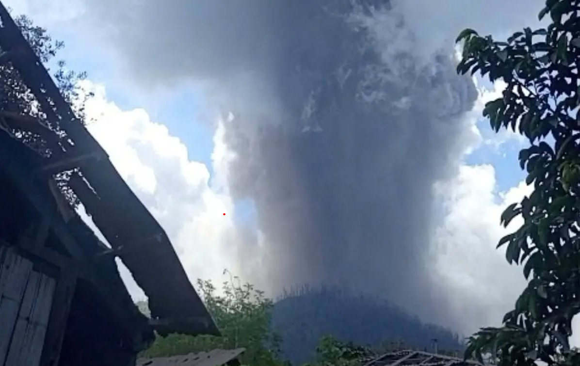 Lire la suite à propos de l’article 16 Octobre 2025. FR. Indonésie : Lewotobi Laki-laki , Colombie : Chiles / Cerro Negro , Hawaii : Kilauea , Philippines : Kanlaon , Guatemala : Santiaguito .