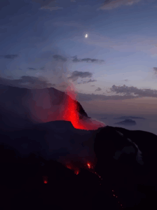 Lire la suite à propos de l’article October 29, 2025. EN. Italy : Stromboli , Iceland : Reykjanes Peninsula , Colombia : Nevado del Ruiz , Hawaii : Kilauea , Peru : Sabancaya .