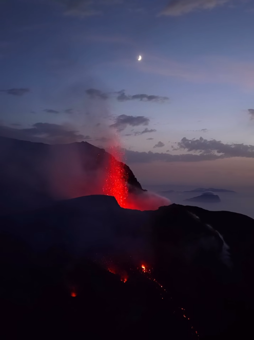 Lire la suite à propos de l’article October 29, 2025. EN. Italy : Stromboli , Iceland : Reykjanes Peninsula , Colombia : Nevado del Ruiz , Hawaii : Kilauea , Peru : Sabancaya .