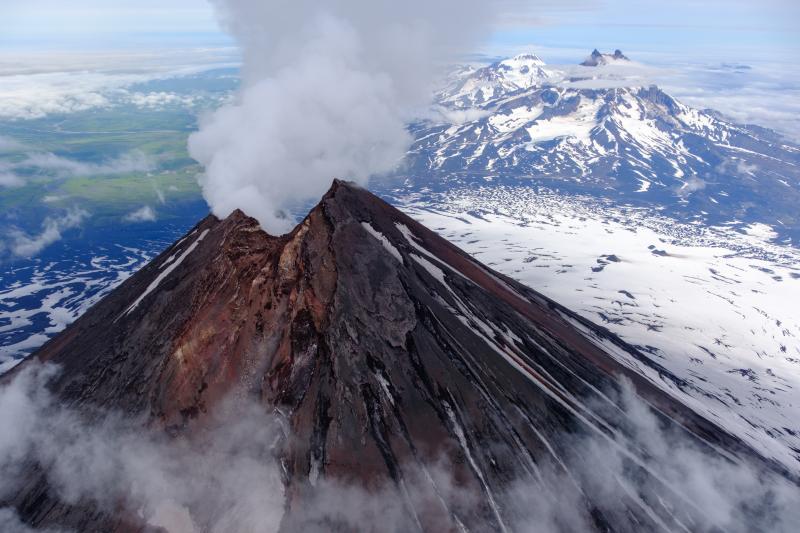 Lire la suite à propos de l’article November 1, 2025. EN. Alaska : Shishaldin , Chile : Laguna del Maule , Colombia : Galeras , Costa Rica : Poas , La Martinique : Mount Pelée .