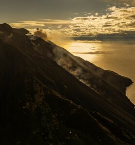 Lire la suite à propos de l’article 14 Novembre 2025. FR. Italie : Stromboli , Nouvelle Zélande : White Island ,Indonésie : Merapi , Islande : Askja , Kamchatka : Krasheninnikov .