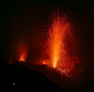 Lire la suite à propos de l’article November 18, 2025. EN. Italy : Stromboli , Indonesia : Semeru , Chile / Argentina : Planchón Peteroa , Guatemala : Fuego , Galapagos Islands : Fernandina .