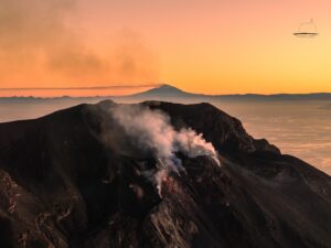 Lire la suite à propos de l’article 19 Novembre 2025. FR. Italie : Stromboli , Etats-Unis : Mont Rainier , Colombie : Chiles / Cerro Negro , La Guadeloupe : La Soufrière , Mexique : Popocatepetl .