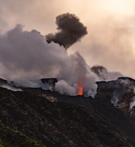 Lire la suite à propos de l’article 30 Novembre 2025. FR. La Réunion : Piton de la Fournaise , Italie : Stromboli , Indonésie : Ibu , Colombie : Nevado del Ruiz , Alaska : Shishaldin .