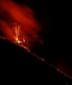 Lire la suite à propos de l’article December 3, 2025. EN. Indonesia : Marapi , Italy / Sicily : Etna , Italy : Stromboli , Colombia : Purace – Los Coconucos volcanic chain , La Réunion Island : Piton de la Fournaise .