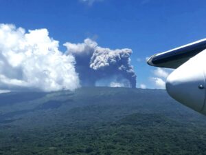 Lire la suite à propos de l’article 11 Décembre 2025. FR. Vanuatu : Ambae , Japon : Sakurajima , Philippines : Mayon , Indonésie : Ruang , Colombie : Purace / chaine volcanique Los Coconucos .
