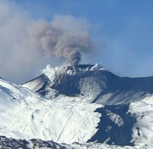 Lire la suite à propos de l’article 29 Décembre 2025. FR. Italie / Sicile : Etna , Indonésie : Gamalama , Indonésie : Tangkuban Parahu , Colombie : Puracé / Chaîne volcanique Los Coconucos , Costa Rica : Poas .