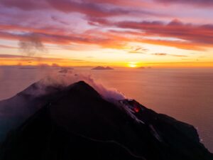 Lire la suite à propos de l’article 14 Janvier 2025. FR. Hawaii : Kilauea , Italie : Stromboli , Italie / Sicile : Etna , Philippines : Kanlaon , Colombie : Nevado del Ruiz .