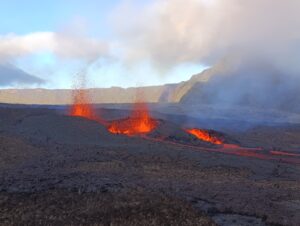 Lire la suite à propos de l’article 20 Janvier 2026. FR. Ile de la Réunion : Piton de la Fournaise , Nouvelle Zélande : White Island , Indonésie : Ili Lewotolok , Colombie : Galeras , Hawaii : Kilauea .