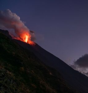 Lire la suite à propos de l’article 4 Février 2026. FR. Italie : Stromboli , Italie / Sicile : Etna , Indonésie : Semeru , Colombie : Puracé – Chaîne volcanique de Los Coconucos , Alaska : Shishaldin .