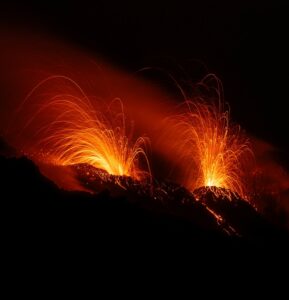 Lire la suite à propos de l’article February 25, 2026. EN. Italy : Stromboli , La Réunion Island : Piton de la Fournaise , Italy / Sicily : Etna , New Zealand : Ruapehu , Indonesia : Semeru .