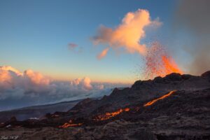 Lire la suite à propos de l’article 21 Février 2026. FR. Ile de La Réunion : Piton de la Fournaise , Italie : Stromboli , Alaska : Katmai , Indonésie : Lewotobi Laki-Laki , Colombie : Galeras .