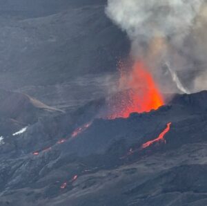Lire la suite à propos de l’article February 24, 2026. En. La Réunion Island : Piton de la Fournaise , Italy : Stromboli , Indonesia : Ili Lewotolok , Chile / Argentina : Laguna del Maule , Costa Rica : Rincon de la Vieja .